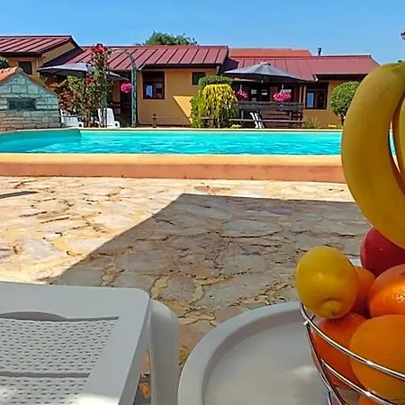 Poolside Compact Family Lea *